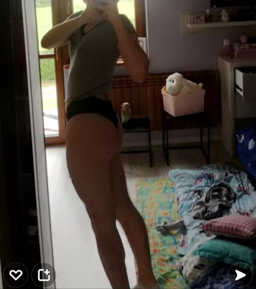 I don't know what's happening to me. For several years, I feel like a bitch, I thought I would get over it, but more and more I want to be someone's property. I have a girlfriend, good friends, and I still dream about dicks... I'm trying to stop it,