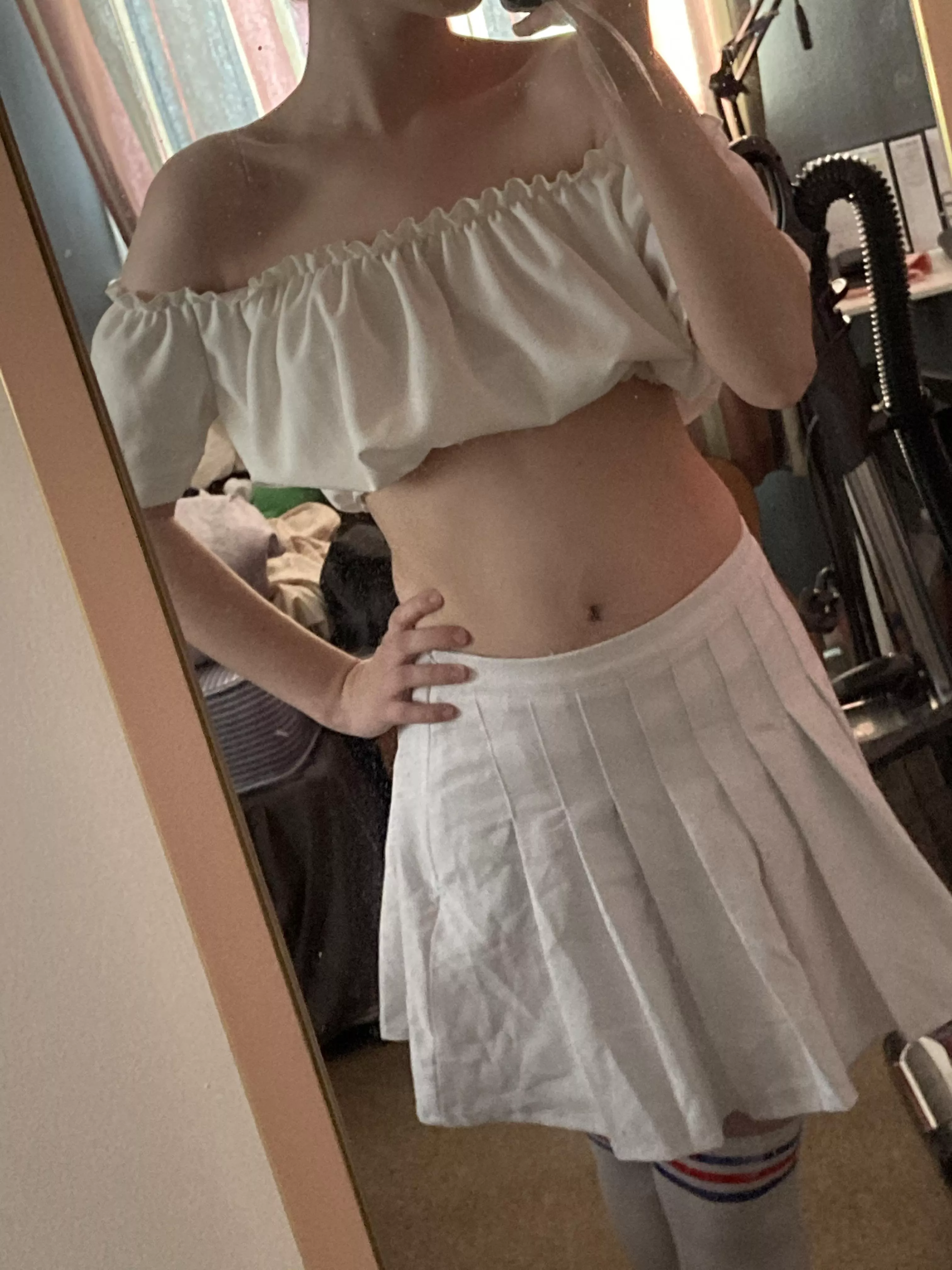 I don’t usually wear white, but I’m in love with this top <3