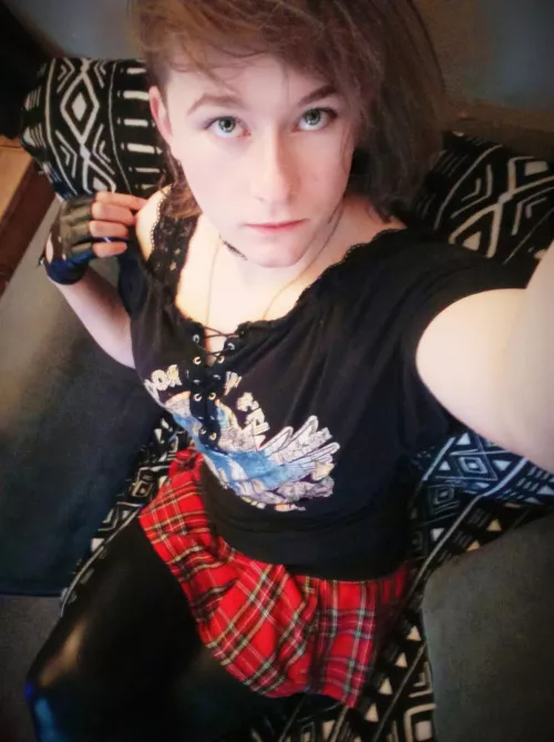 I feel like this is more grunge girl, but I love the outfit 🤷🏻‍♀️😝