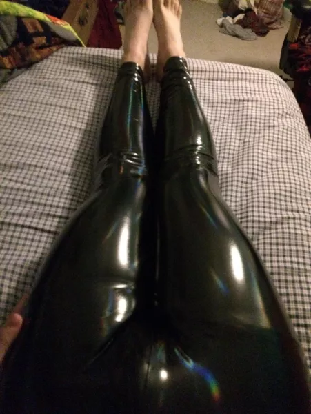 I feel so filthy but I feel so right when I put on my skintight leggings 🥵