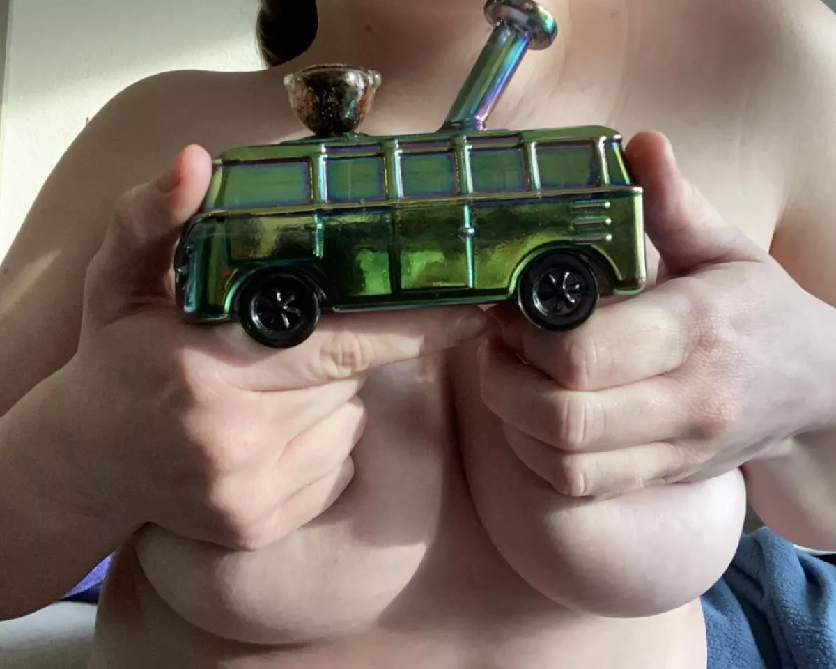 I got a new bong! need someone to hit it with 😋💚☮️