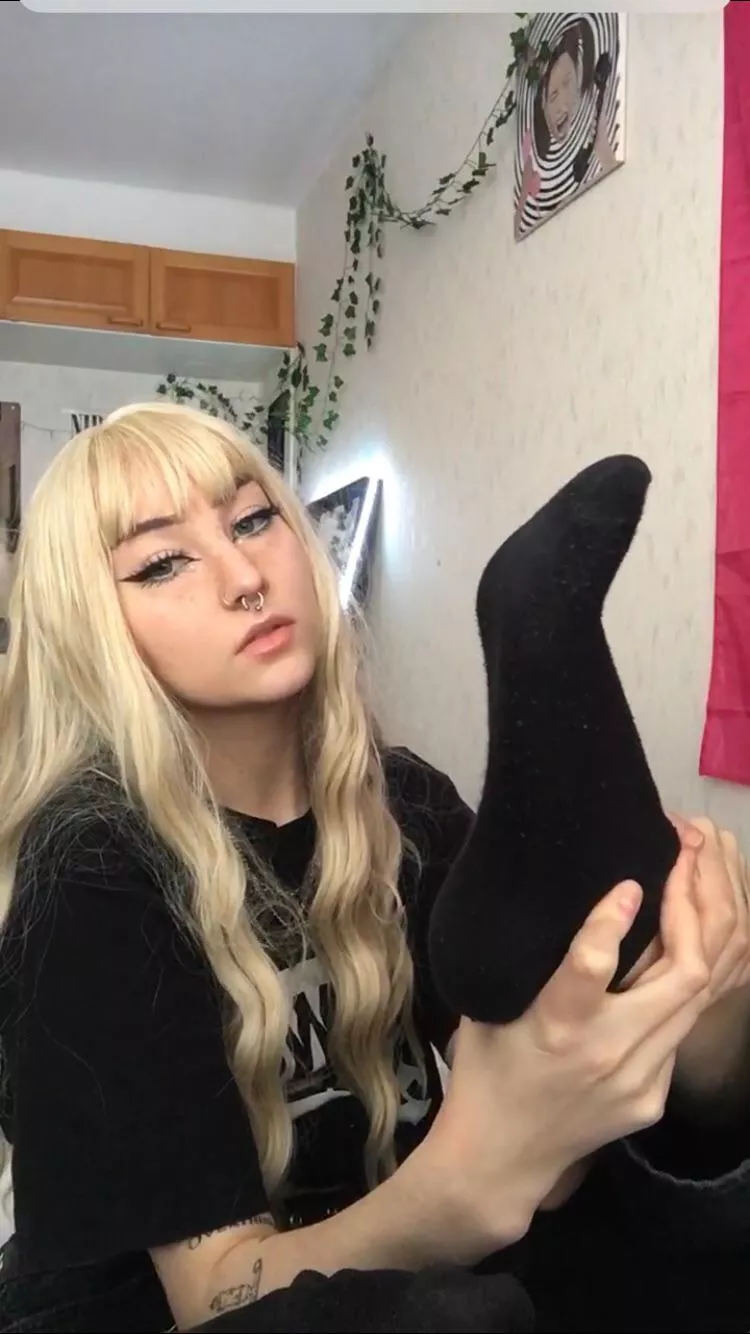 I got a pretty face and pretty socks :3