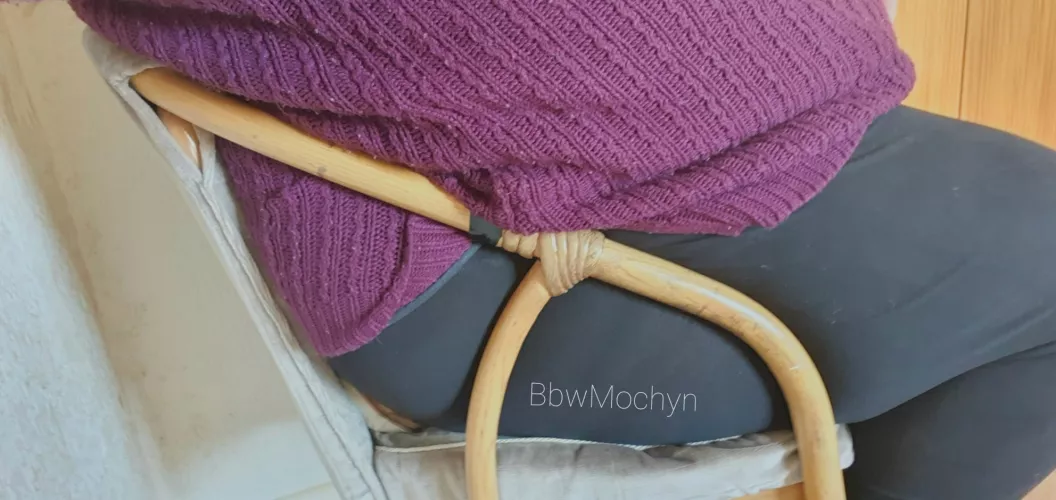 I got so stuck, I actually had to be pulled out of this chair 🥵🐷 I'm becoming such a fat piggy