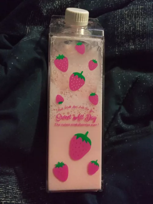 I gots a new strawberry bottle for driiinks!! 🍓 OwO