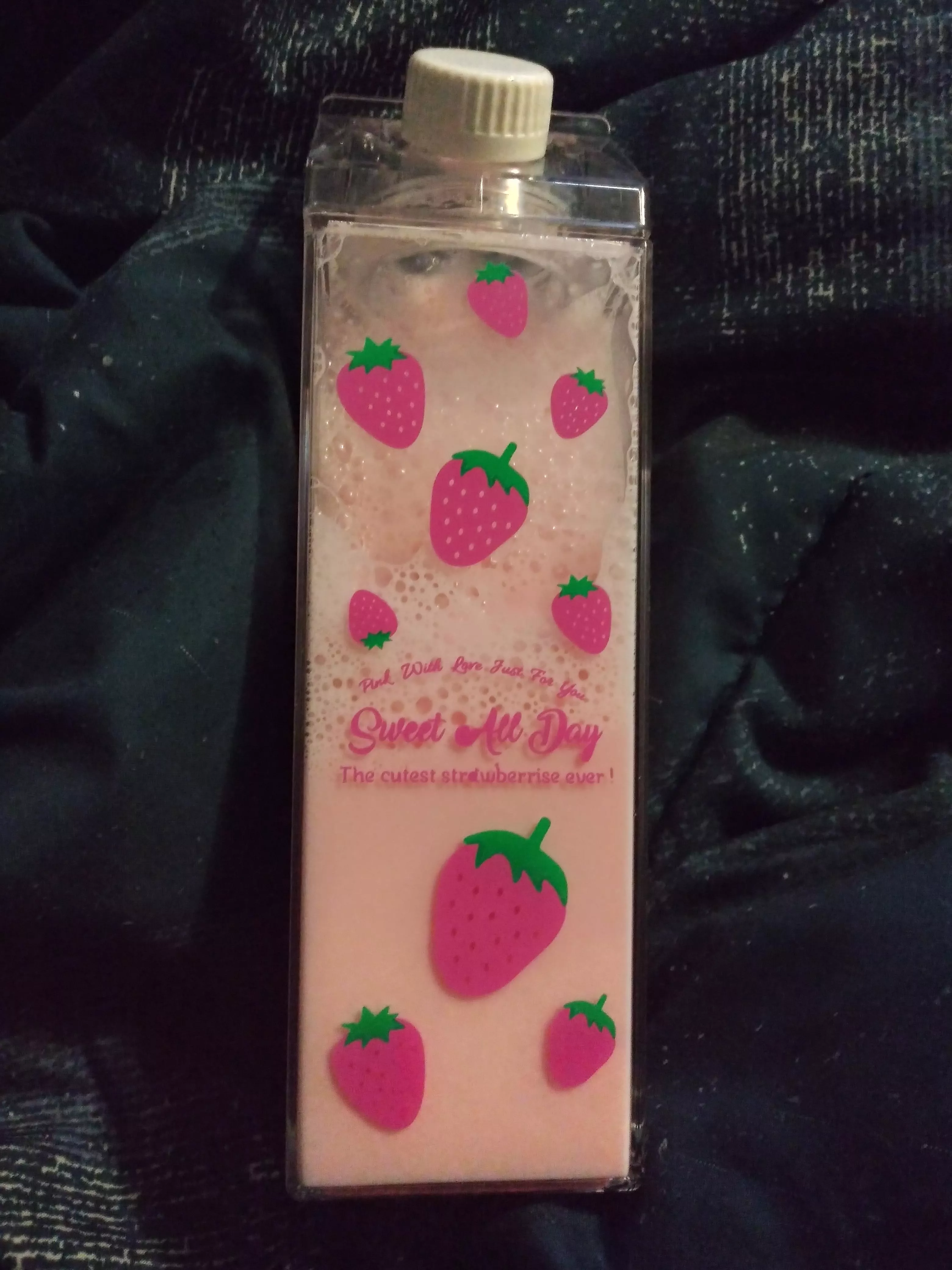 I gots a new strawberry bottle for driiinks!! 🍓 OwO