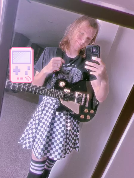 I guess a lot of fems do play music huh? Sound Engineer and musician here 👋