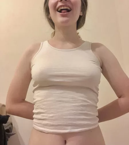 I guess this shirt is too little for these titties ðŸ¤