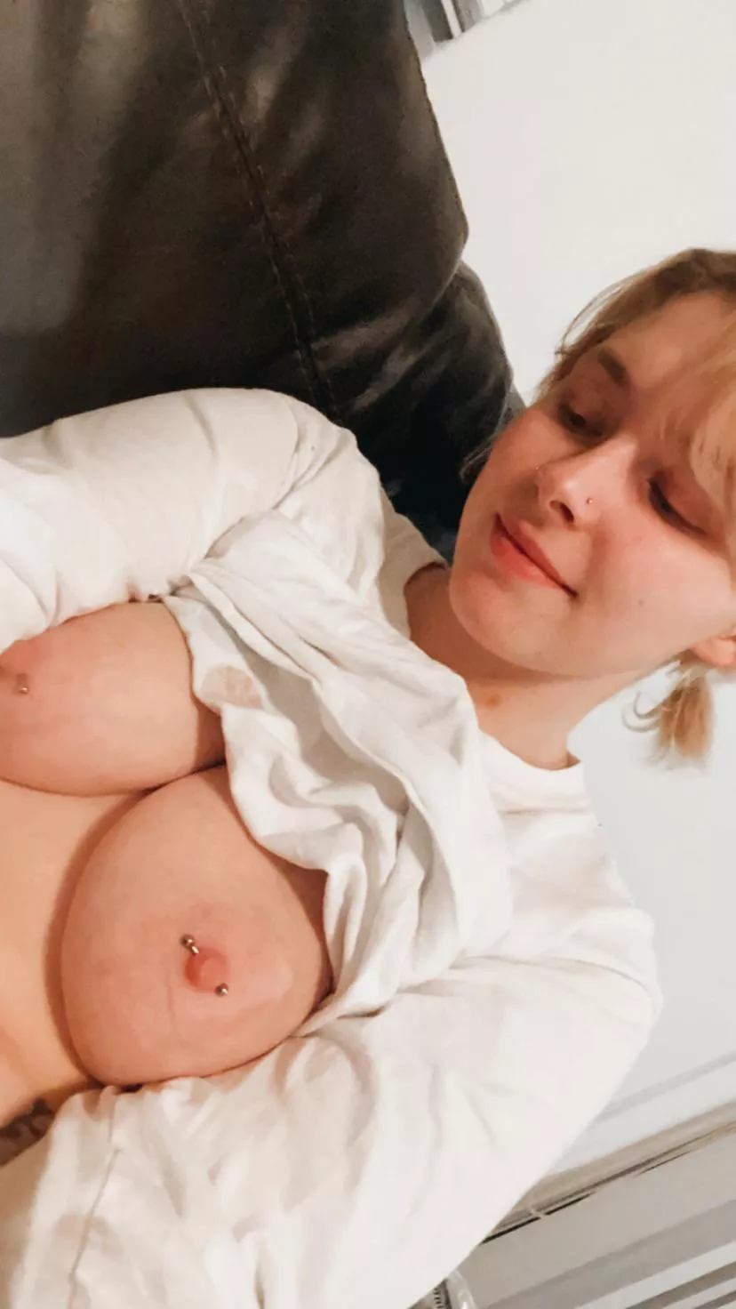 I had a shitty day. Please praise me and tell me you like my tits🥺 I had a shitty day. Please praise me and tell me you like my tits🥺