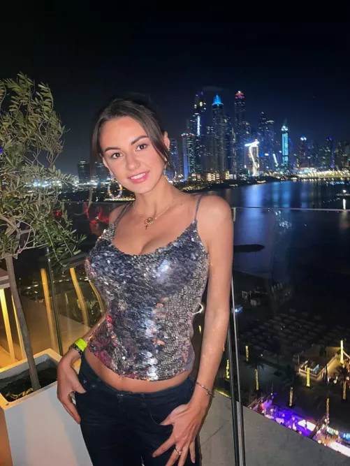 I had incredible night out at the Dubai. Do you like my sparkling style?)