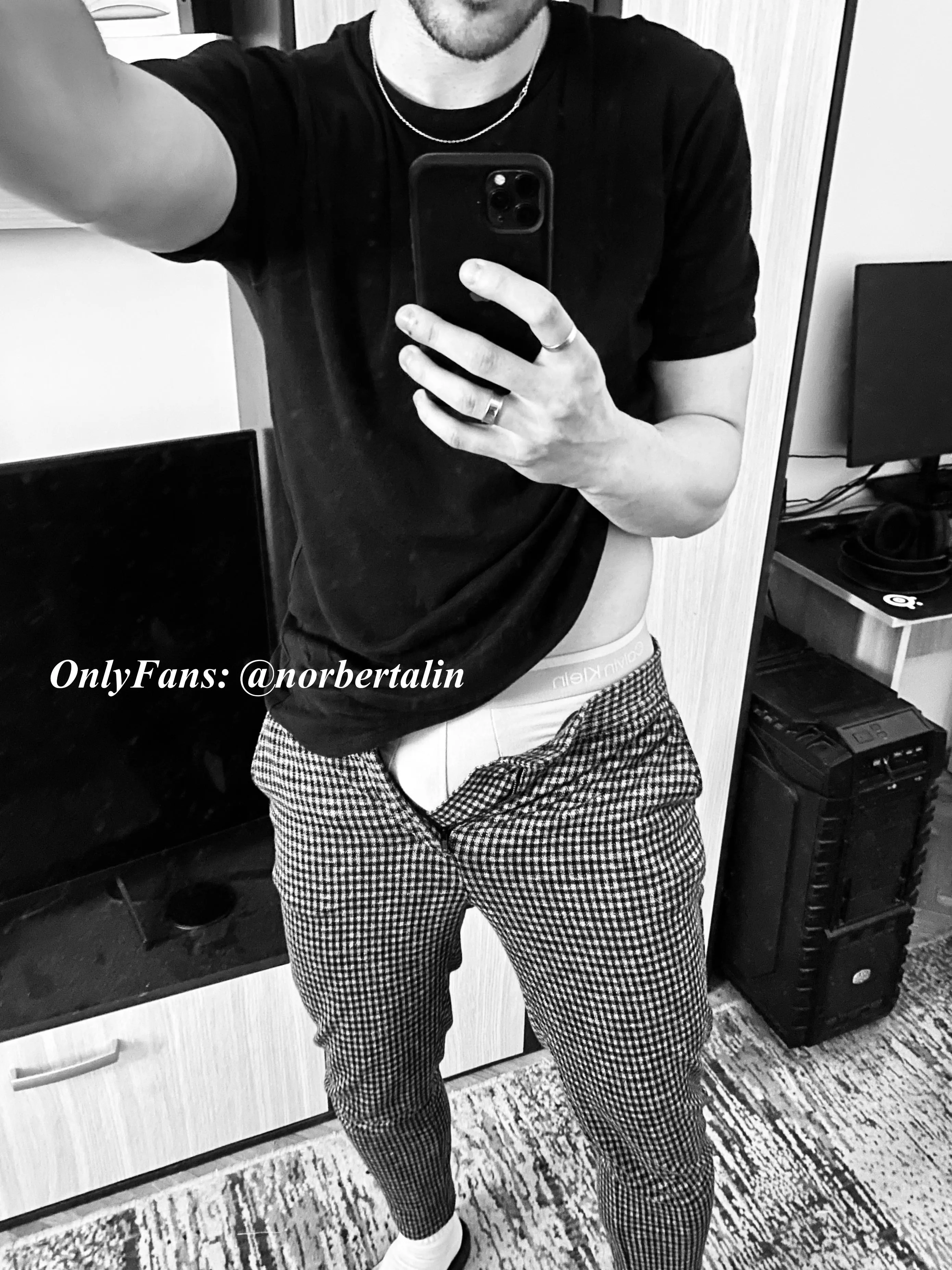 I had to unzip and let it out😈🤫 You can send your tributes here, don’t make me wait 👅Link in bio