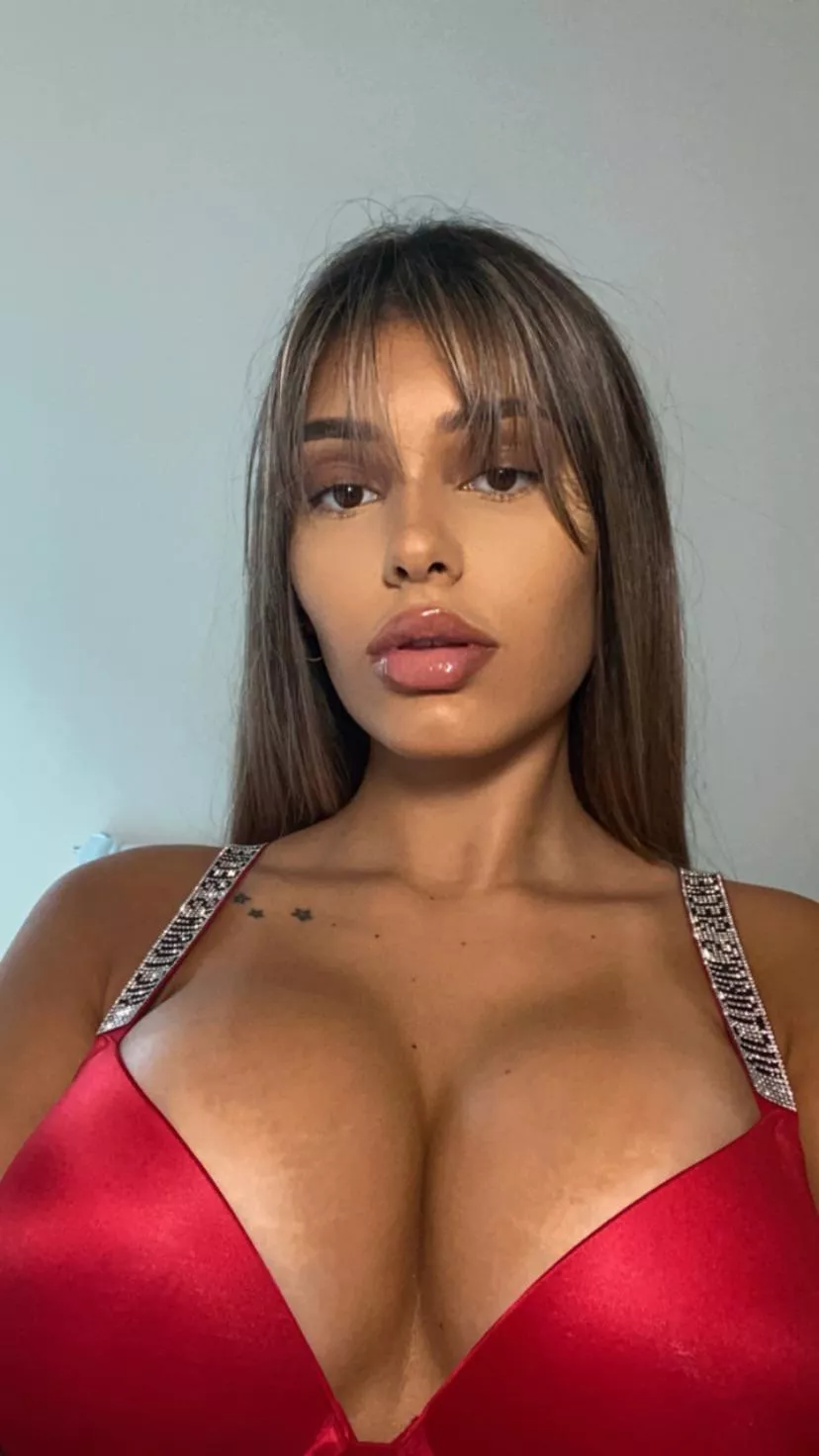 I have a nice cleavage dont I? ❤️‍🔥❤️‍🔥❤️‍🔥