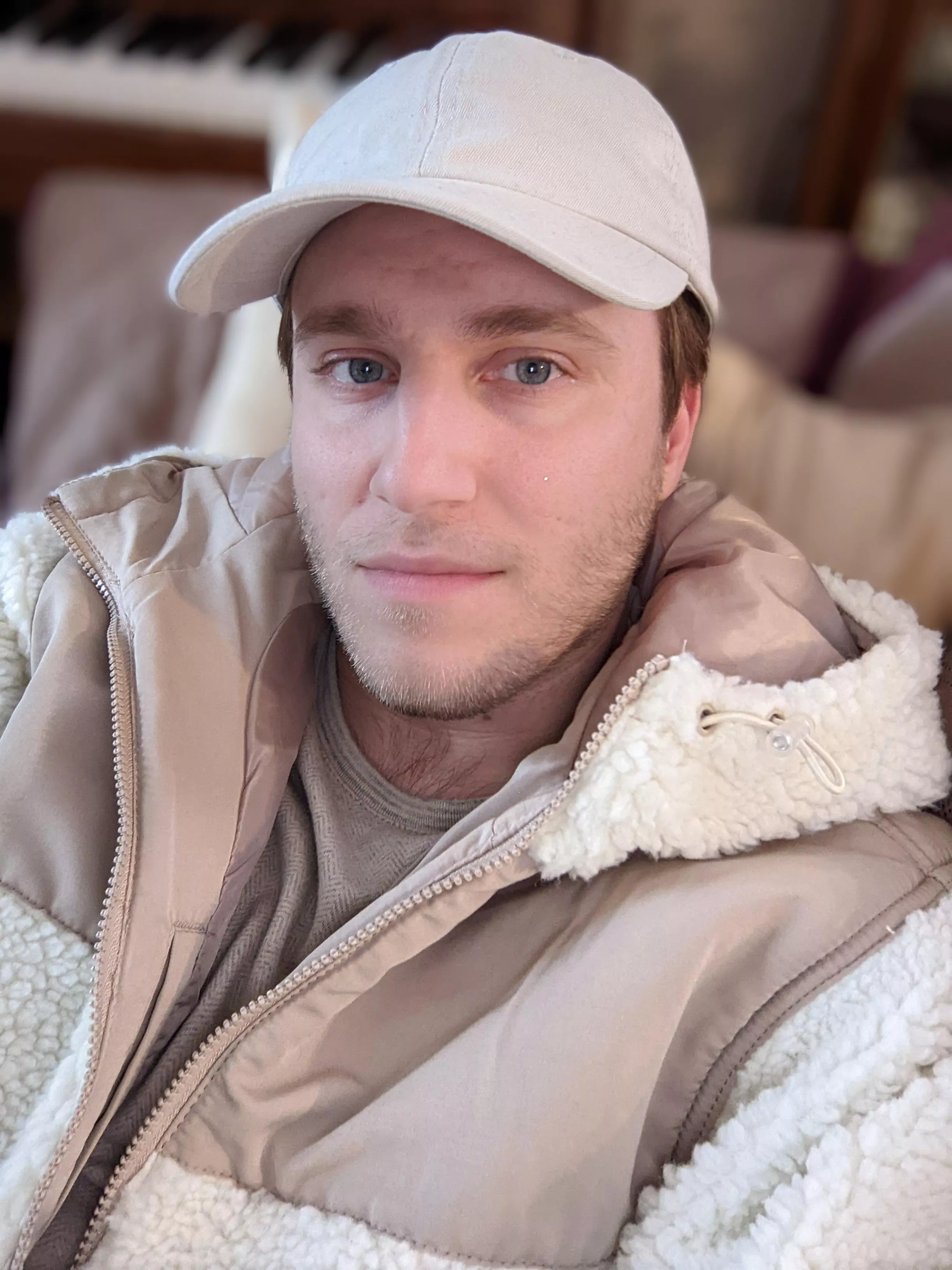 I have a really hard time with crowds. My anxiety around my whole family is hard to control, but I'm still greatful for my health and all of the good things that have happened this year. Merry Christmas 🎄☃️💚❤️🤍