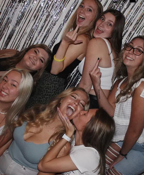 I have my pick…girl being kissed 😻