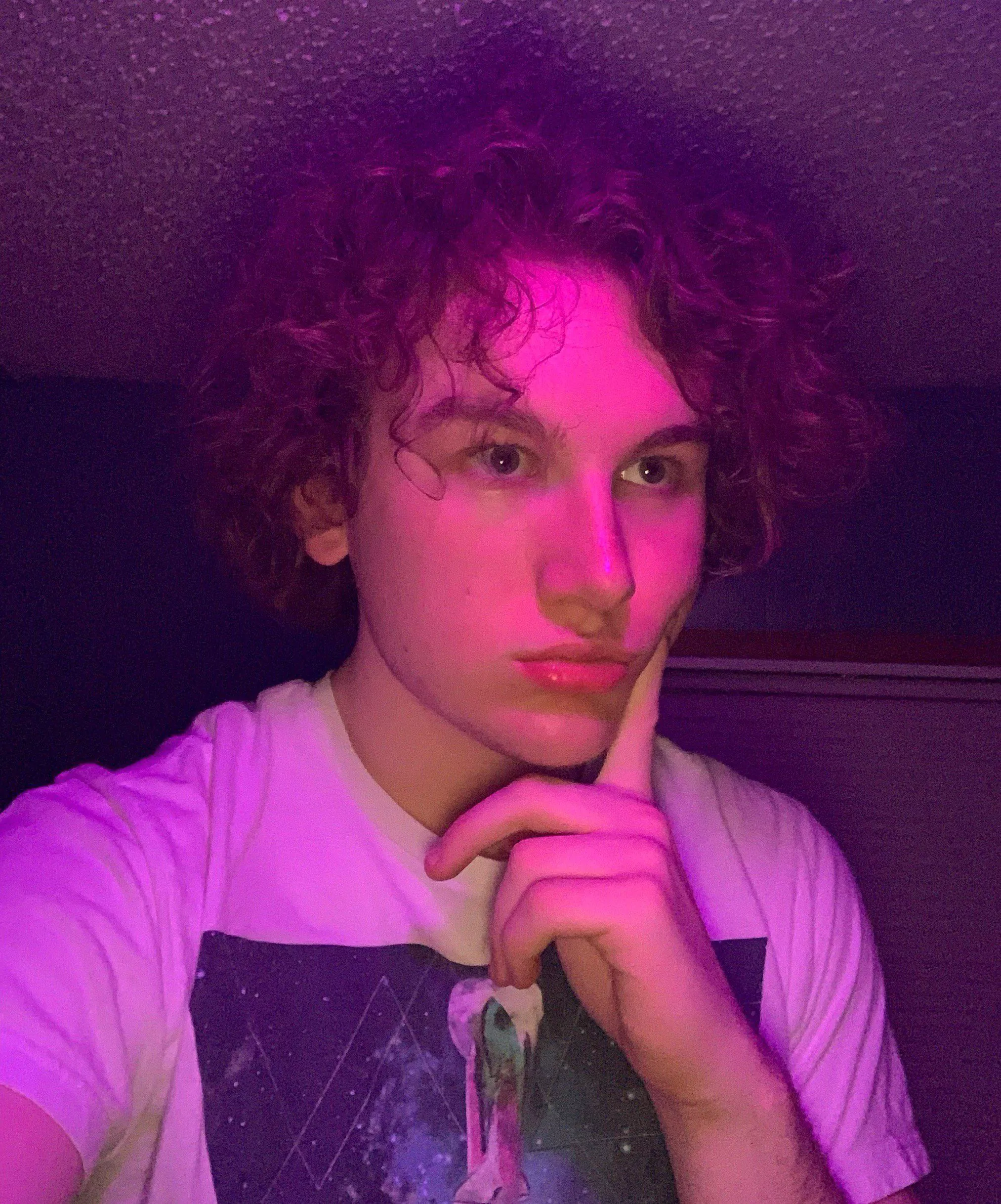 i have never done a face reveal on reddit i’m nervous 😖