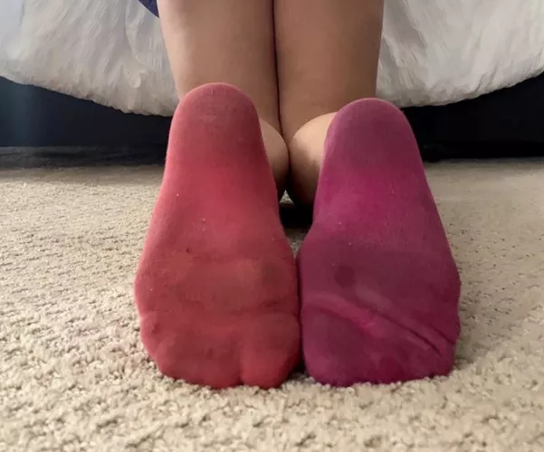 I have so many mismatched socks! Who is stealing socks from my laundry ?!π