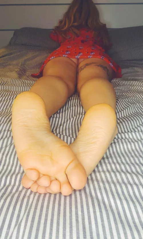 😈 I haven’t noticed you come in, but you have quickly noticed that I am not wearing any panties. What is your next move?