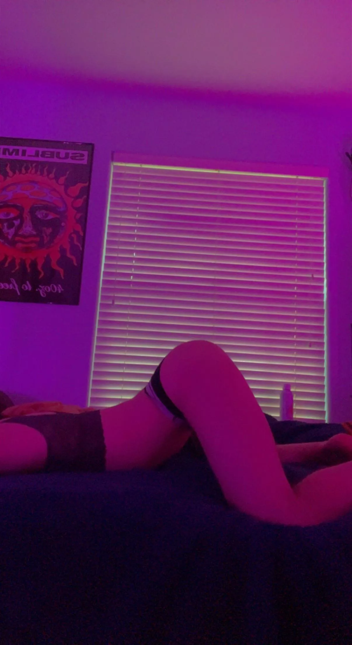 I heard if you interact with the post i teleport into your bed!😳