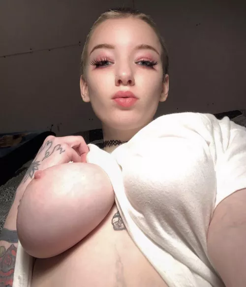 i hope my right tit can make your day a little better 🥰