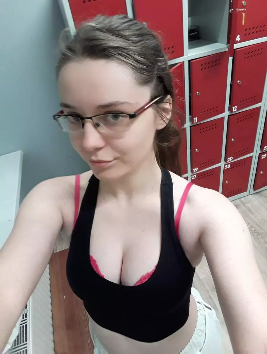 I hope that my cleavage does not distract you too much 🤭❤️ I hope that my cleavage does not distract you too much 🤭❤️