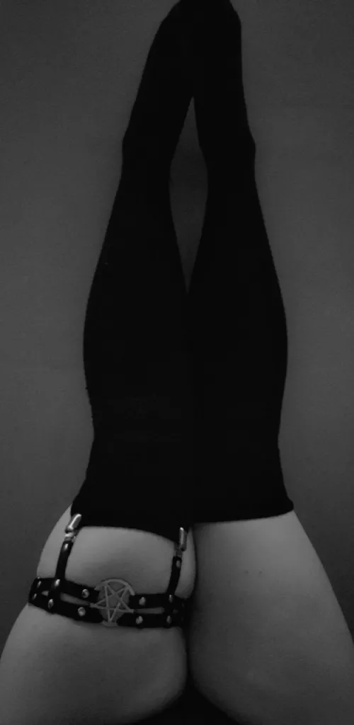 I hope these have earned me some thigh bites 🙈🐈⬛🥀