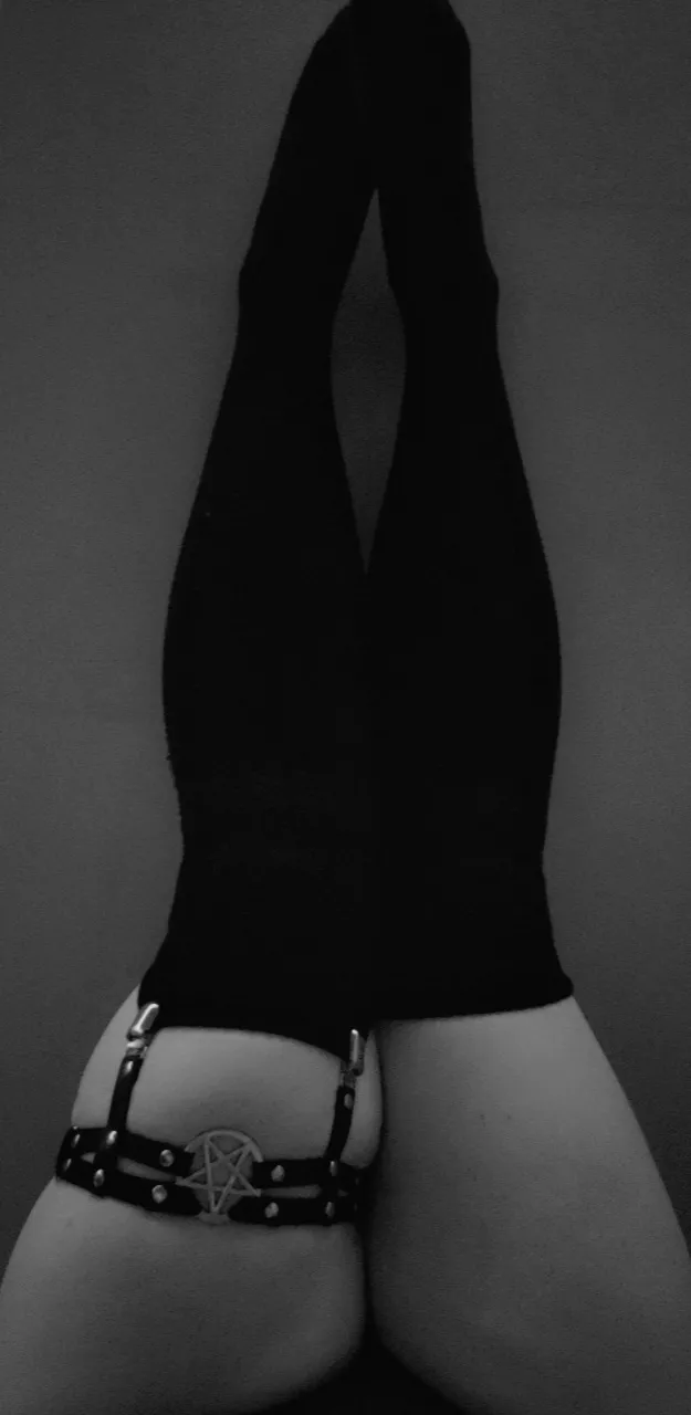 I hope these have earned me some thigh bites 🙈🐈‍⬛🥀