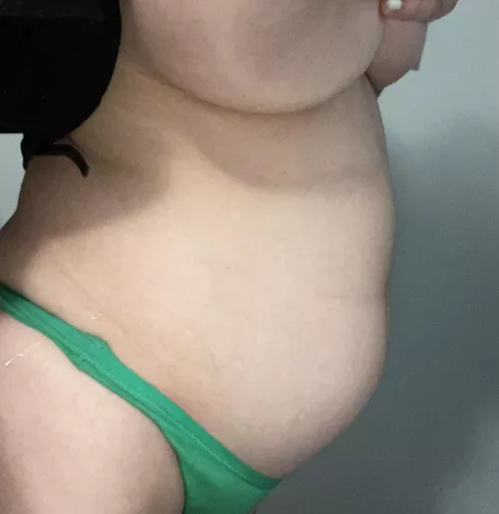 I just lost my job but want to keep myself well fed, just made a kik and Snapchat. Iβll do customs!