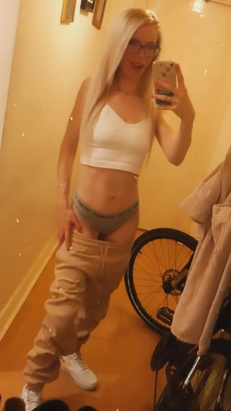 I just love the vibes from a mirror selfie 😈🔞