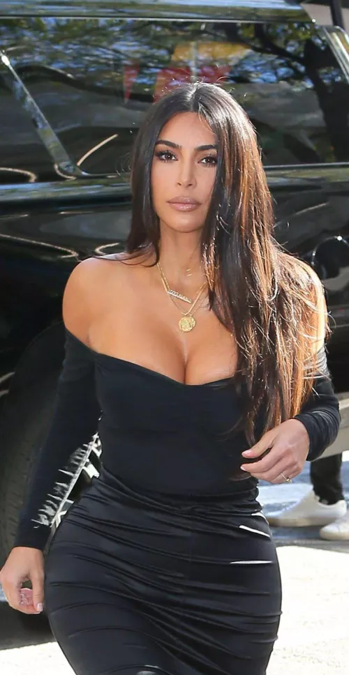 I just wanna sit back, relax in the bath tub, and tug on my meat to Kim K. Make me.