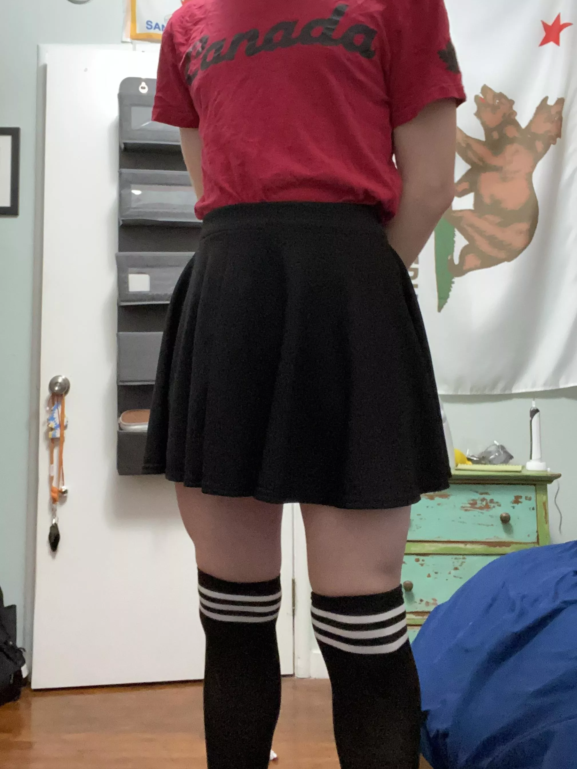 I just want someone to lay on my thighs :((