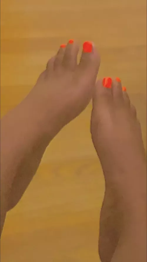 I just want someone to tell me how adorable my feet are 🥰