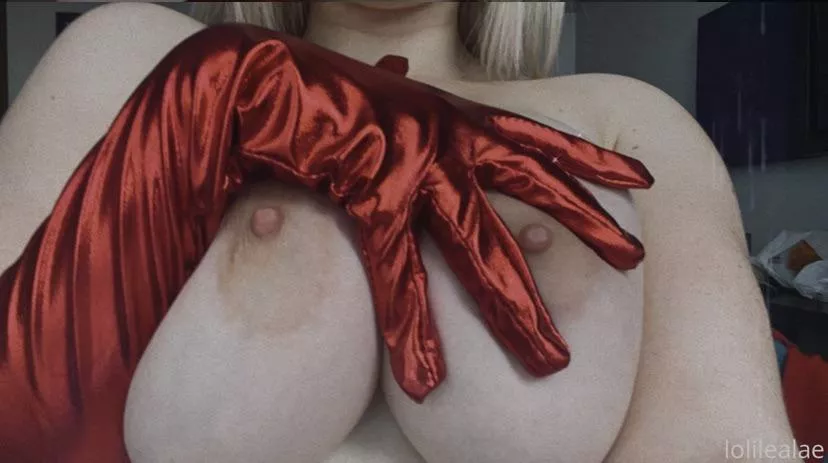 I know big boobs don’t perform too well on here but Merry Christmas anyways ❤️