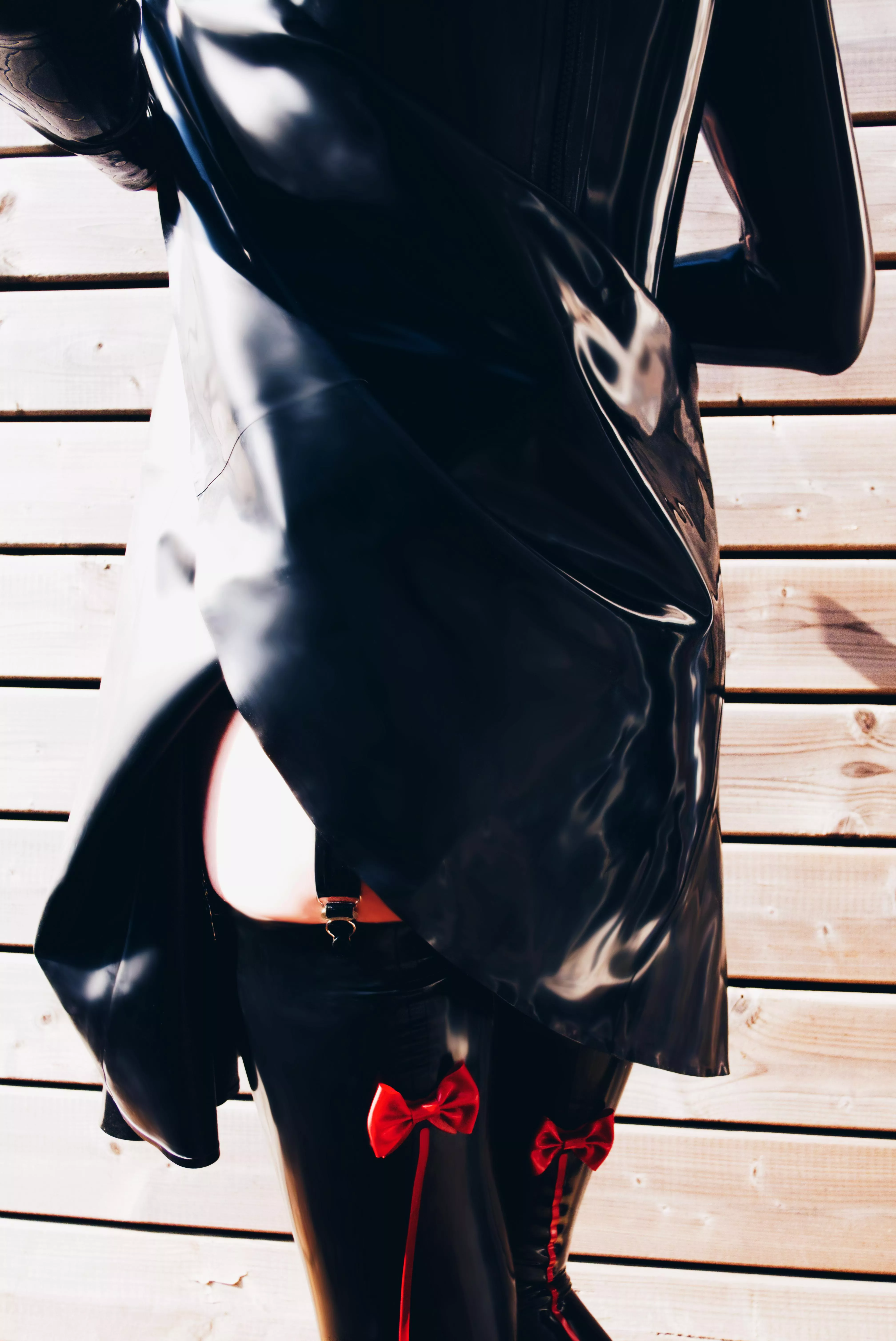 I know it's a bit cheeky, but latex garters are so great! And not a lot of ways to sho them of 😅