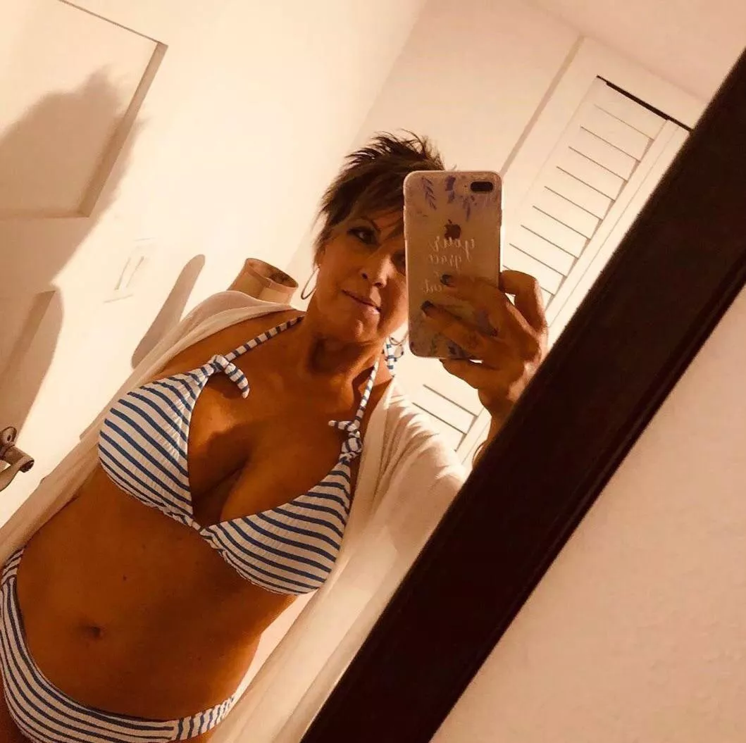 I know she isn’t for every one, but I totally have a MILF fantasy for Vickie. Would love to see her begging for young cock