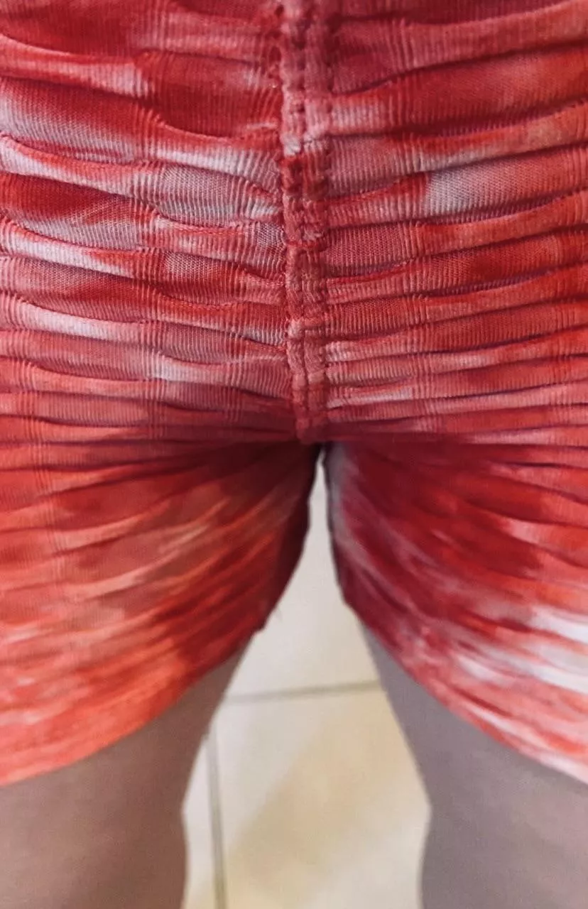 I leaked through my diaper!!! Can you tell?? I leaked through my diaper!!! Can you tell??