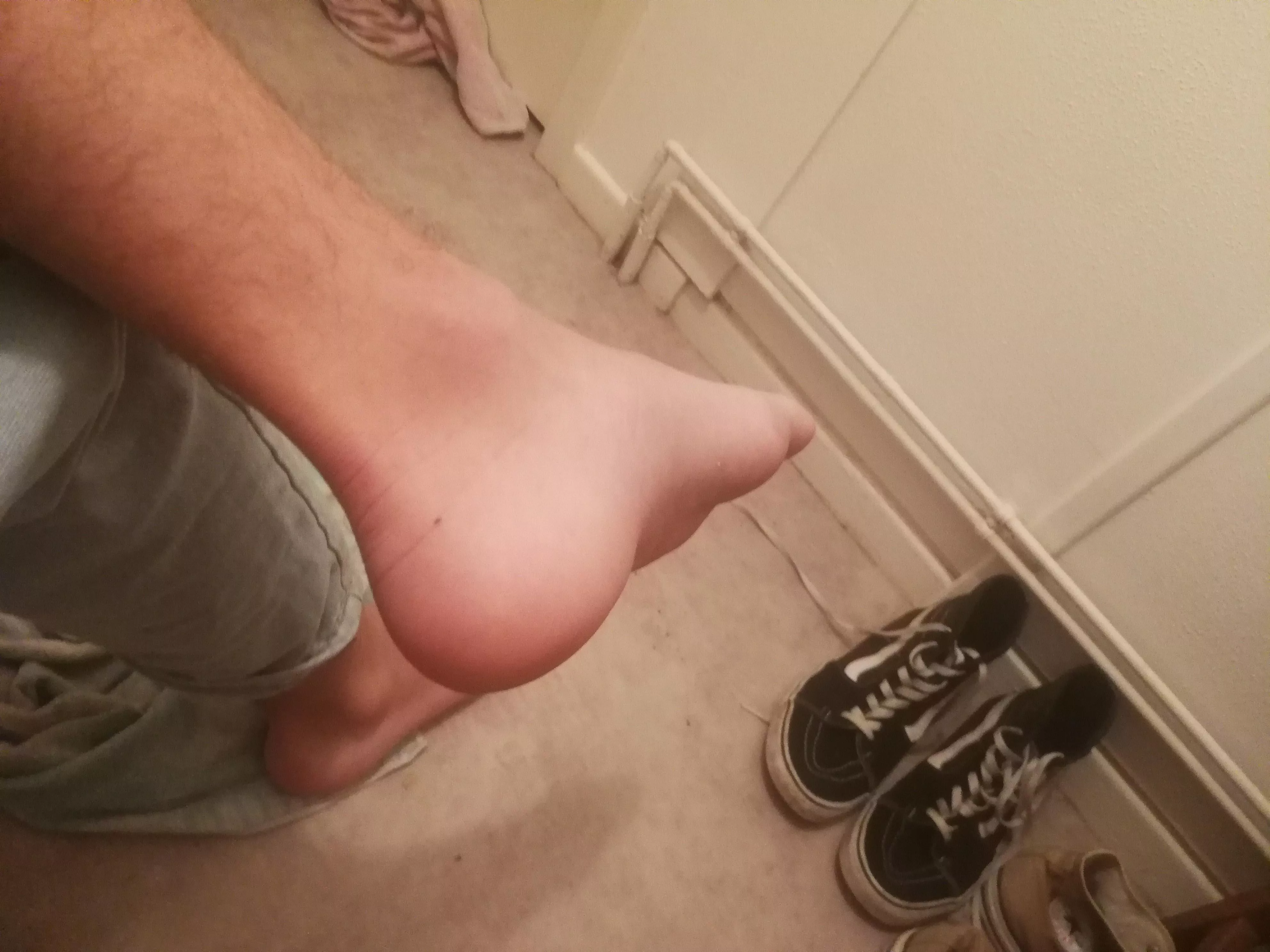 I like kinky stuff so much! Who would like to see kinky videos of my feet?