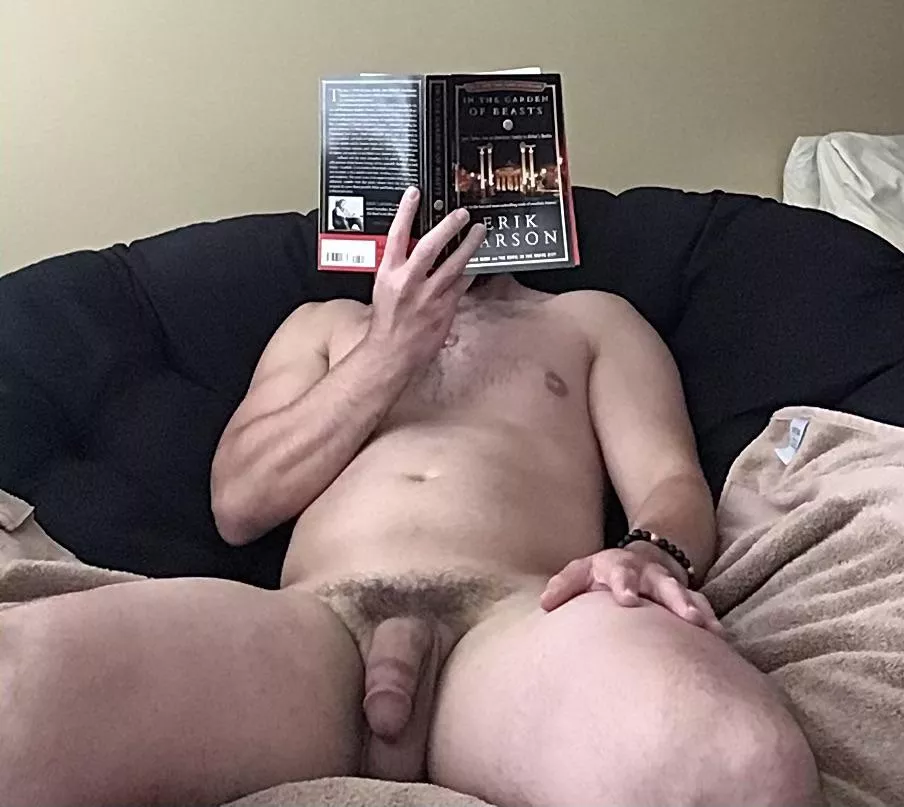 I like reading historical perspectives of world events. Erik Larson writes some fascinating pieces that almost puts me within the story 📖. Good way to spend a Sunday.