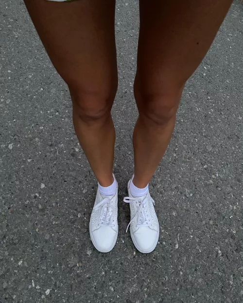 I like the contrast of white shoes and tanned legs 😉