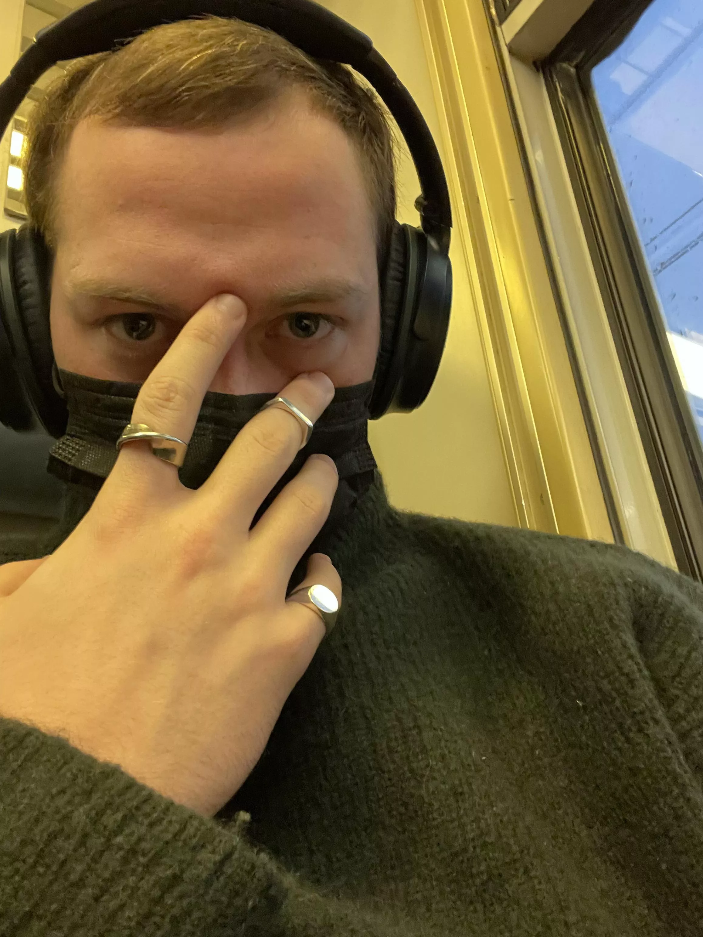 I like this yellow train light somehow 🚂