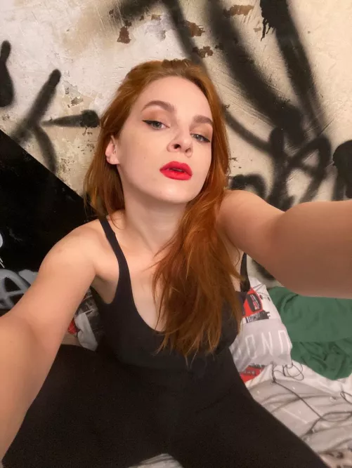 I like to do bright makeup, do u like the way the makeup looks on me?