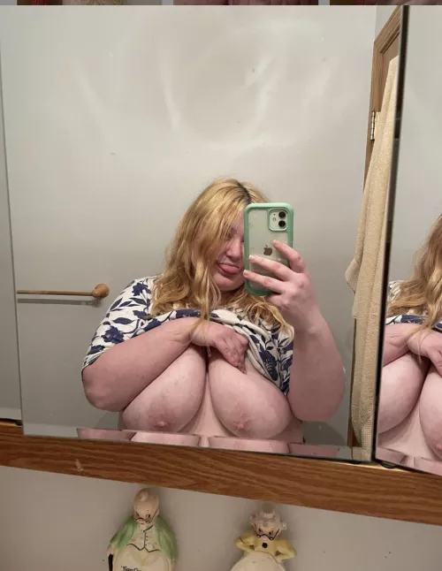 I like to take nudes in random peoples bathrooms.. this is my grandmas 😇