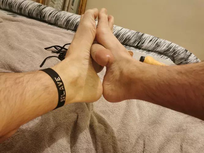 I live playing in real 😜, alone i play with my dildo.