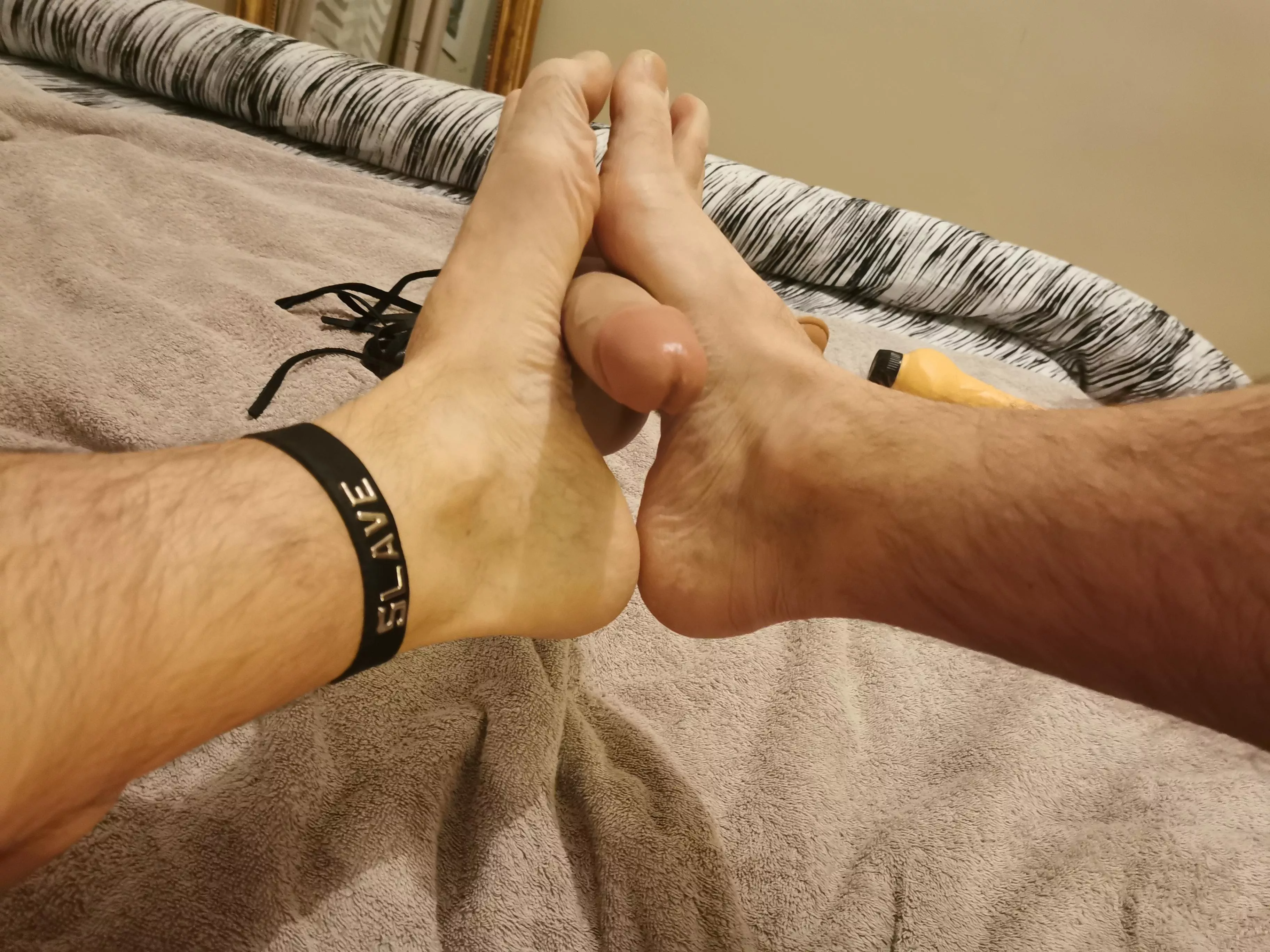 I live playing in real 😜, alone i play with my dildo.