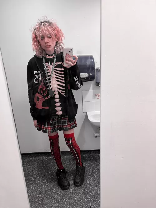 i look best in toilet mirrors :3