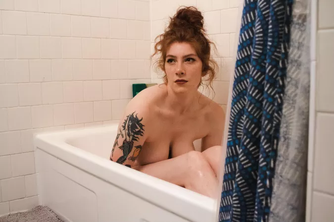 I love a nice steamy bath [f] 6’3”