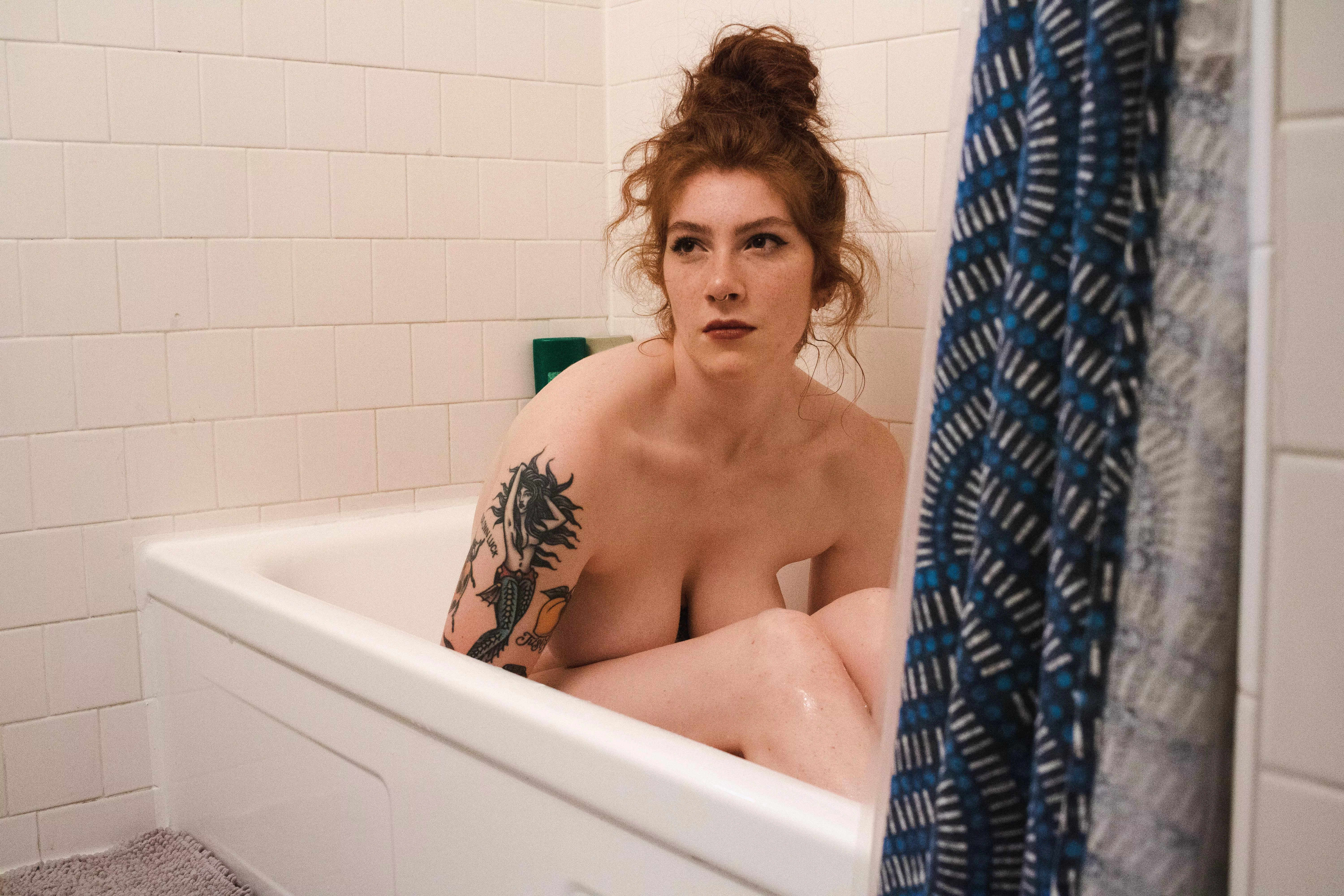 I love a nice steamy bath [f] 6’3”