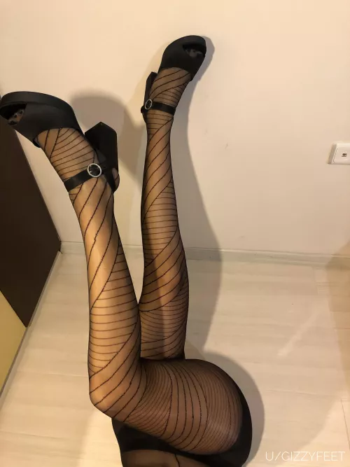 I love combining nylons with open toe heels.😌