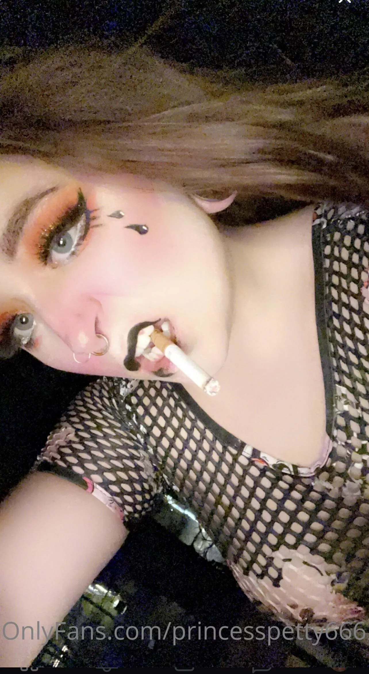 I love doing my makeup and getting sexy to smoke 🤤