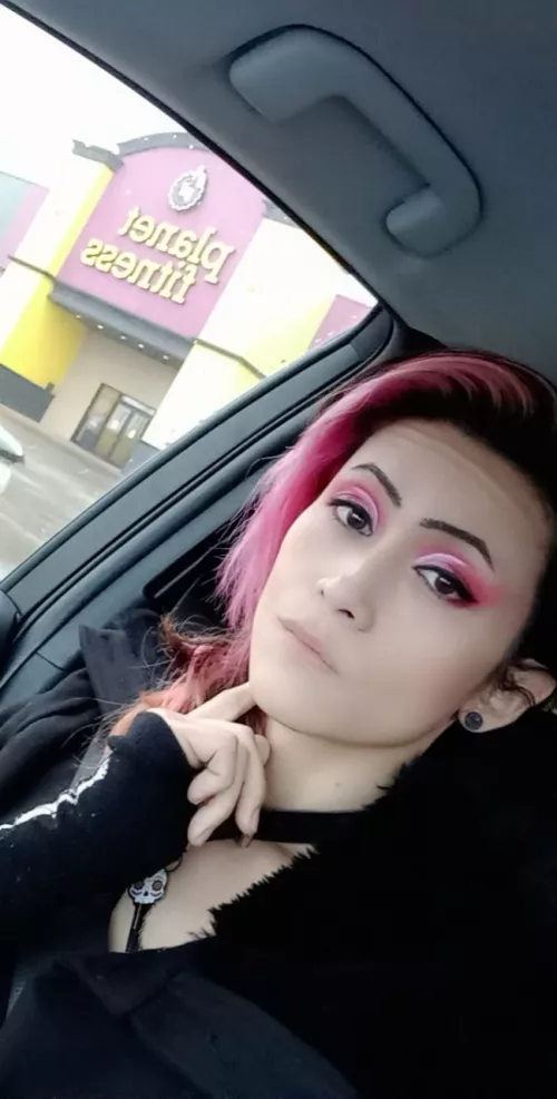 I love going to the gym in goth outfits 😂🤣💗