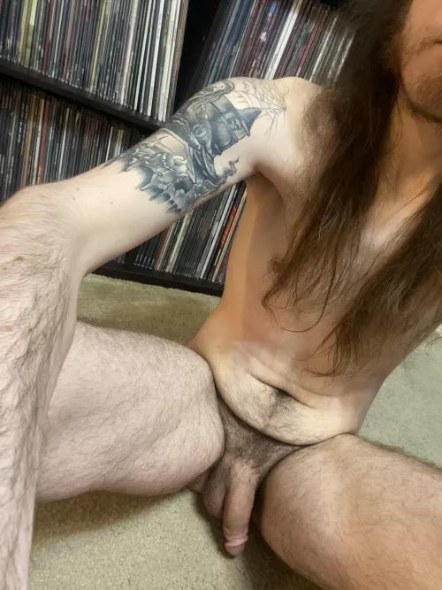 I love hanging out naked and spinning some records. Who wants to join? 😘