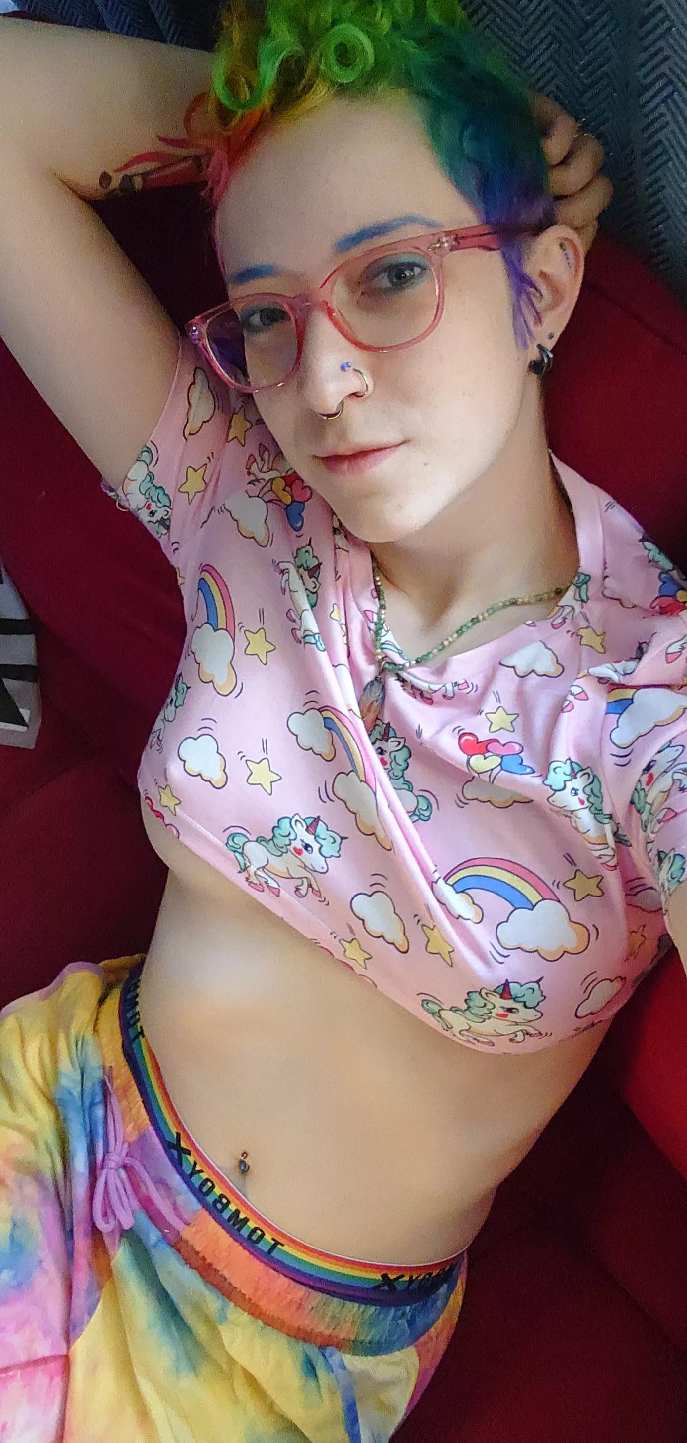 I love how this top just barely pretends to fit ☺️